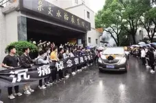 民众送别袁隆平